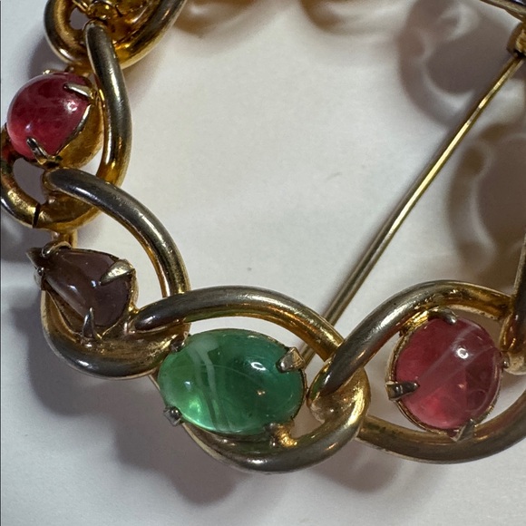 Vintage 1950s multi-gemstone gold tone wreath brooch - Picture 5 of 6